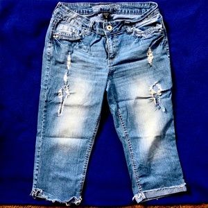 Women’s Myth of Jade Distressed Jean Capri